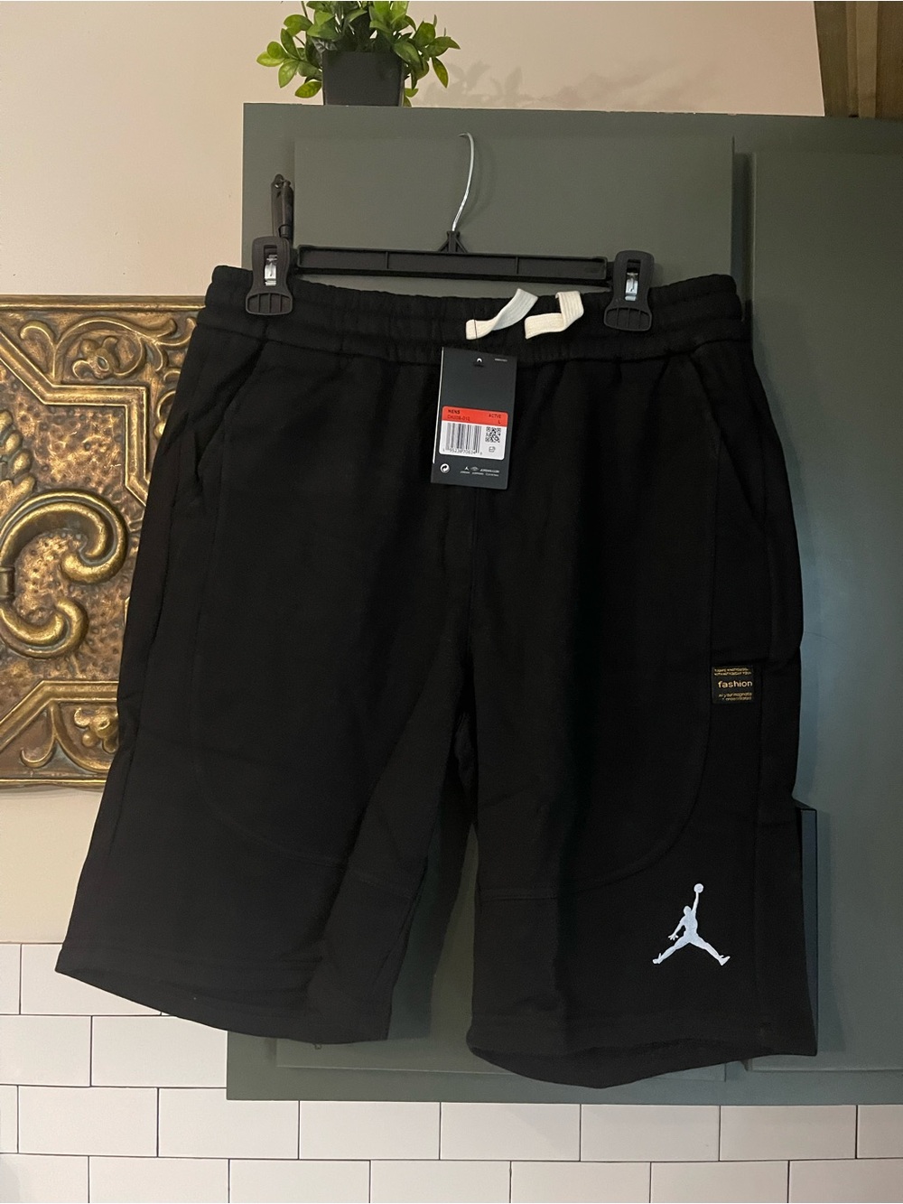 Mens Basketball Shorts Size L.